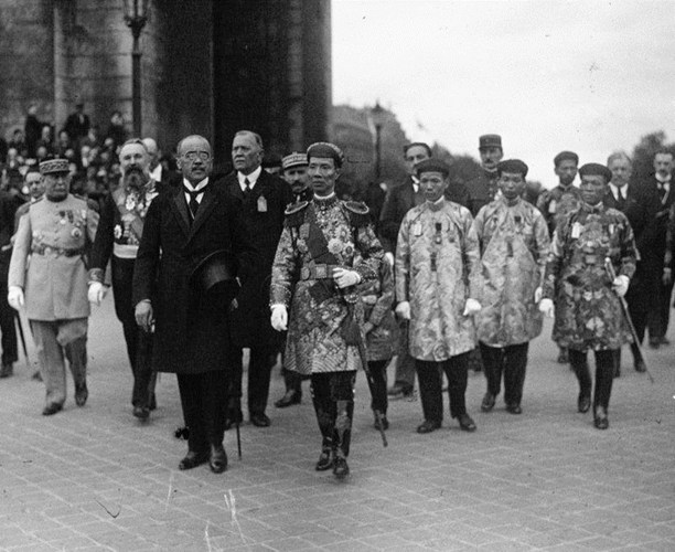 &Ocirc;ng vua ăn mặc lố lăng nhất Việt Nam